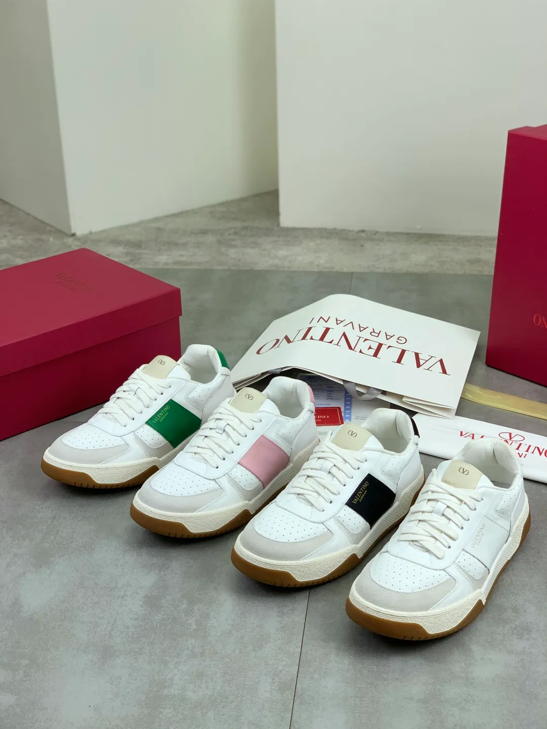 Men's men's shoes 💰P660 new top version of Valentino couple's bread shoes! Valentino Joie de Jouer series Velcro thick sole bread shoes couple style casual sports shoes white shoes original purchase development and production Joie de Jouer series simple style without losing style. The pure white base is paired with fresh green and soft beige, and the unique Velcro design highlights your personality. Every detail tells fashion and quality, wear it, take a confident step, and start the trend journey ✔️Fabric: Original customized imported first-layer cowhide ✔️Inner lining: Original customized soft sheepskin lining ✔️Outsole: Original molded non-slip TPU material ✔️Sole thickness: 3.5CM ✔️Size: Women's 35-41 Men's 38-46 (38. Male, 41 female, 46 non-refundable